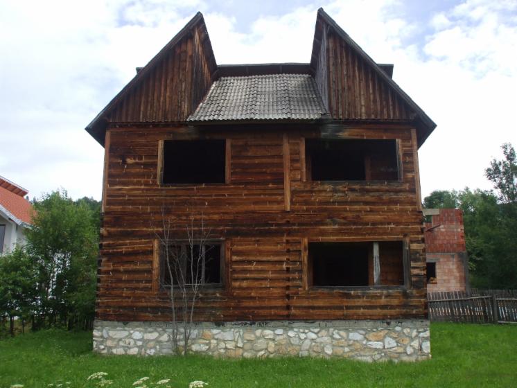 Square milled log house