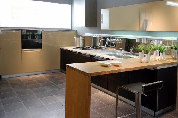 Antine e componenti in legno per cucine